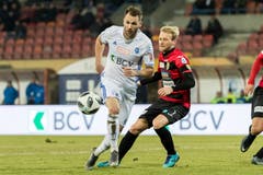 Roman Buess von Lausanne-Sport vor SCK-Spieler Marco Wiget am Ball. (Bild: Pascal Muller / Freshfocus)