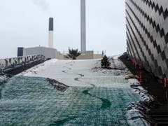 Skifahrer und Snowboarder gleiten auf Kunststoffmatten die 450 Meter lange Abfahrt hinunter. (Bild: Alexander Vissing)