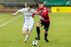 Der Krienser Omer Dzonlagic (rechts) hält Nikola Boranijasevic zurück. (Bild: Pascal Muller / Freshfocus)