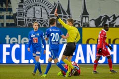 Nicht bewertbar: Christian Schneuwly und Yannick Schmid. Auf dem Bild: Schiedsrichter Urs Schnyder zeigt Ruben Vargas (nicht im Bild) die rote Karte. (Bild: Martin Meienberger / Freshfocus)