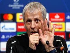 Dortmunds Trainer Lucien Favre ist nach überstandener Grippe wieder fit und will mit der Borussia wieder zurück in die Erfolgsspur. Im Achtelfinal-Hinspiel der Champions League wartet am Mittwochabend das schwierige Auswärtsspiel bei Tottenham Hotspur (Bild: KEYSTONE/AP/FRANK AUGSTEIN)
