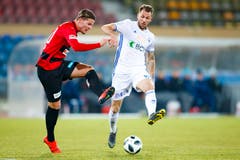 Jan Elvedi vom SC Kriens (links) schiesst aufs Tor, Roman Buess kommt angerauscht. (Bild: Valentin Flauraud / Keystone)