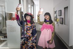 Einmal echt, einmal künstlich: In der Ausstellung ist auch die indonesische Modebloggerin Diana Rikasari (rechts) als Wachsfigur zu sehen.