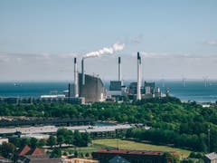 Die Skipiste befindet sich auf dem abgeschrägten Dach: Die neue Abfallverbrennungsanlage in Kopenhagen versorgt mehr als 150'000 Haushalte mit Elektrizität und Wärme. (Bild: Daniel Rasmussen)