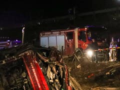 Polizei und Feuerwehr am Wrack des Unfallbusses. In Nordmazedonien starben beim Unfall 14 Menschen. (Bild: KEYSTONE/EPA/FROSINA NASKOVIC)