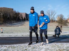 «Hoffentlich sind mehr für uns als für Napoli»: Marco Schönbächler, hier im Gespräch mit Alain Nef (links), rechnet mit vielen Napoli-Fans im Stadion. (Bild: KEYSTONE/ENNIO LEANZA)