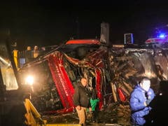 Der Bus durchbrach auf einer Autobahn in Nordmazedonien nahe Skopje eine Leitplanke, kam von der Fahrbahn ab und überschlug sich. (Bild: KEYSTONE/EPA/FROSINA NASKOVIC)