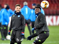 Die Spieler von Napoli freunden sich im Training mit dem Letzigrund an (Bild: KEYSTONE/WALTER BIERI)