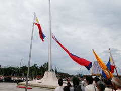 Philippinische Flaggen im Wind: ob auch sie erneuert würden, falls die Philippinen in Maharlika umgetauft würden, ist offen. Die Umbenennung, die Präsident Duterte gerne möchte, stösst nicht gerade auf Begeisterung im Land. (Bild: KEYSTONE/AP/BULLIT MARQUEZ)
