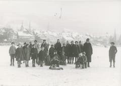 Der Zugersee fror im Februar 1929 vollständig zu. Zugerinnen und Zuger freuten sich über das Ereignis und posierten für ein Foto. (Bild: Staatsarchiv Zug (Sammlung Werner Spillmann))