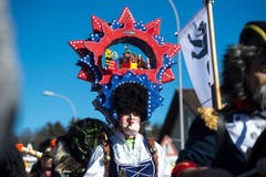 Der erste grosse Fasnachtsumzug in der Region ist der Chenderumzug Bueri. Hier dieMonster-Guugger Bueri mit dem Motto Schwizerb(r)üch. (Bild: Dominik Wunderli, Buchrain, 16. Februar 2019)