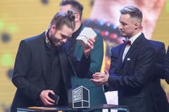 Lo & Leduc dürfen den begehrten Award in der Kategorie «Best Group» entgegennehmen. (Bild: KEYSTONE/Urs Flueeler)