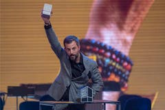 Bligg bedankt sich für den Sieg in der Kategorie «Best Album». (Bild: KEYSTONE/Urs Flueeler)