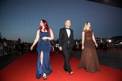 Die Nidwaldner Bachelor-Kandidatin Fabienne Mischler mit ihrem Vater Willi Mischler und Fabiennes beste Freundin Nadine. (Bild: Roger Grütter (Luzern, 16. Februar 2019))