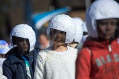 Die Klassen 1B und 1D verkörperten Astronauten (Bild: Dominik Wunderli, Buchrain, 16. Februar 2019)