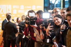 Die Medien belagern den Roten Teppich vor dem KKL während der Verleihung der Swiss Music Awards. (Bild: KEYSTONE/Urs Flueeler (Luzern, 16. Februar 2019))