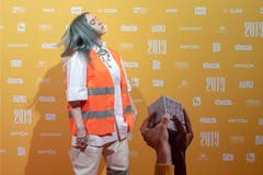 US-Sängerin Billie Eilish präsentiert sich auf dem Roten Teppich. (Bild: KEYSTONE/Urs Flueeler (Luzern, 16. Februar 2019))