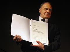 Der Schauspieler freut sich über den erhaltenen Kunstpreis der Stadt Zürich an der Preisverleihung im Zürcher Kaufleuten am Sonntag, 5. November 2006. Der Preis ist mit 50'000 Franken dotiert. (Bild: Keystone)