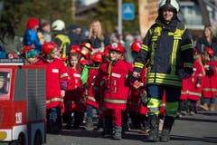 Wenns brennt zur Stelle: Kindergarten E,F,G Hinterleisibach und die Feuerwehr Buchrain. (Bild: Dominik Wunderli, Buchrain, 16. Februar 2019)