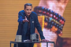 Steff la Chefs erhält die Auszeichnung für den «Best Female Act». (Bild: KEYSTONE/Urs Flueeler)