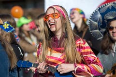 Die Hippies sind da: Blauring Bueri mit dem Motto Musikfestival. (Bild: Dominik Wunderli, Buchrain, 16. Februar 2019)