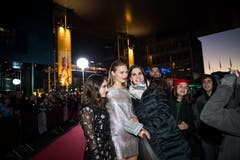 Das Schweizer Model Manuela Frey posiert mit ihren Fans. (Bild: Roger Grütter (Luzern, 16. Februar 2019))