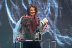 Sina erhält den Outstanding Achievement Award. (Bild: KEYSTONE/Urs Flueeler)
