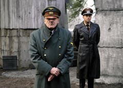 Bruno Ganz als Adolf Hitler (vorne) und Heino Ferch als Hitlers Reichsarchitekt Albert Speer in einer Szene des Kinofilms «Der Untergang». (Bild: Keystone)