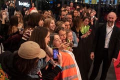 Sie stellt sich für Fotos mit den Fans zur Verfügung. (Bild: KEYSTONE/Urs Flueeler)