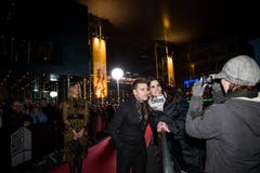 Der Basler Musiker Baschi macht ein Selfie mit einem Fan. (Bild: Roger Grütter (Luzern, 16. Februar 2019))