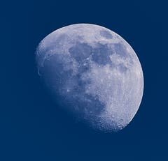 So sieht man den Mond am frühen Abend am Himmel. (Bild: Franz Krummenacher, Rothenburg, 15. Februar 2019)