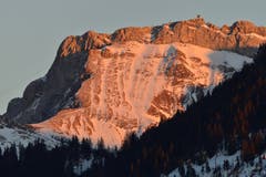 Blick auf den Heitertannilweg (unterhalb des Pilatus) im Abendrot. (Bild: Karl Odermatt (Schirgen im Schwarzenberg, 17. Februar 2019))