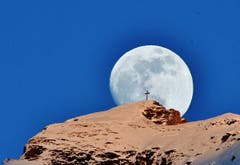 Der Mond hat ein Randezvous mit dem Hahnenkreuz.(Bild: Hans Burch (Engelberg, 17. Februar 2019))