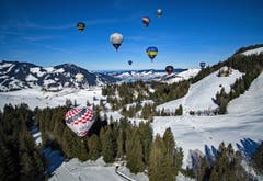 Am Sonntag, 17. Februar fand im Wintersportgebiet Sattel-Hochstuckli die 22. Ballonfiesta statt. Zahlreiche Schaulustige verfolgten den Massenstart der elf Heissluftballone. (Bild: Marcel Murri (17. Februar 2019))