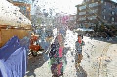 Konfetti en masse: Das Publikum erwischt’s mehr als einmal. (Bild: Michael Hug, 16. Februar 2019)