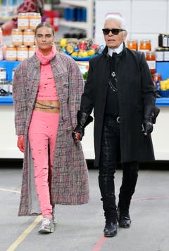 Karl Lagerfeld 2014 mit Model Cara Delevingne in Paris. (Bild: Jacques Brinon / AP)