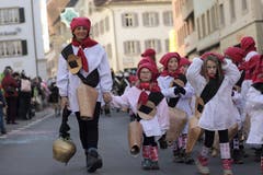 Sie läuten die Fasnacht ein: Die Schällen-Ursli an der «Schuäl-Chatzämüüsig» in Altdorf. (Bild: Florian Arnold, 19. Februar 2019)