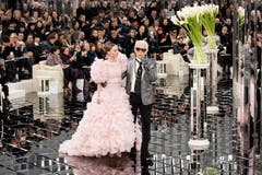 Karl Lagerfeld 2017 auf dem Laufsteg mit Model Lily-Rose Depp. (Bild: Etienne Laurent / EPA)