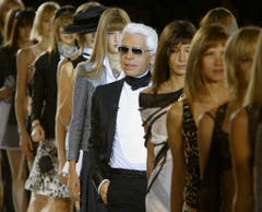 Karl Lagerfeld 2002 bei der Präsentation der Frühlingskollektion in Paris. (Bild: Michel Euler / AP)