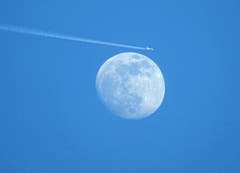 Flug am Mond vorbei. (Bild: Jeannette Gabathuler)