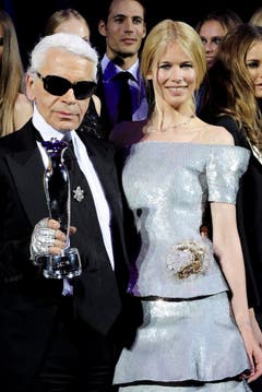 Karl Lagerfeld 2008 an der Fashionweek in Berlin mit Model Claudia Schiffer. Bild: Soeren Stache / EPA)
