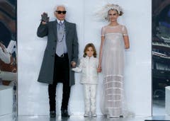 Karl Lagerfeld mit Model Cara Delevingne bei der Modepräsentation für Chanel 2014 in Paris. (Bild: Ian Langsdon / EPA)