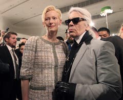 Karl Lagerfeld 2015 mit Schauspielerin Tilda Swinton. (Bild: Ahn Young-Joon / AP)