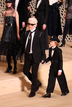 Karl Lagerfeld 2017 mit Patensohn Hudson Kroenig in der Elbphilharmonie Hamburg. (Bild: Christian Charisius / DPA)