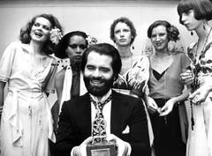 Karl Lagerfeld zeigt sich 1973 bei einer Auszeichnung inmitten einiger Models. (Bild: Willi Bertram / DPA)