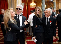 Karl Lagerfeld tanzt 2010 zusammen mit Ricky Lauren (links), Gattin des Modedesigners Ralph Lauren (rechts), der sich mit der ehemaligen Vogue-Chefin Carine Roitfeld abgibt. (Bild: Keystone)