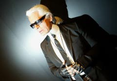 Karl Lagerfeld, fotografiert hinter der Bühne bei der Präsentation der Frühlingskollektion von Chanel in Paris. (Bild: Jérôme Delay / AP)