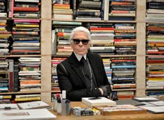 Karl Lagerfeld bei der Eröffnung einer Ausstellung in einem Museum in Essen. (Bild: Martin Meissner / AP)