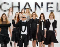 Karl Lagerfeld 2005 bei der Präsentation von Chanel. (Bild: Olivier Hoslet / EPA)