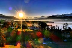 Sonnenaufgang über den Bergen und dem See. (Bild: Walter Buholzer, Konservatorium, 18. Februar 2019)